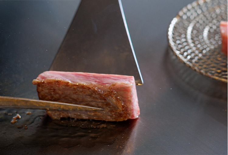 肉を焼く