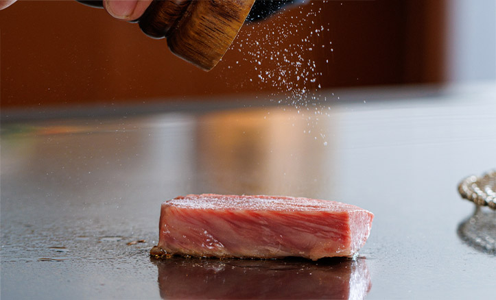 肉を焼く