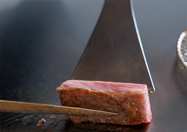 肉を焼く