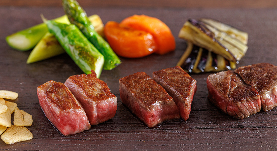 肉を焼く